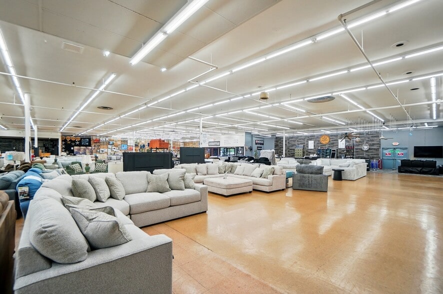 More Photos Of 50 Eswin St, Cincinnati Freestanding For Sale