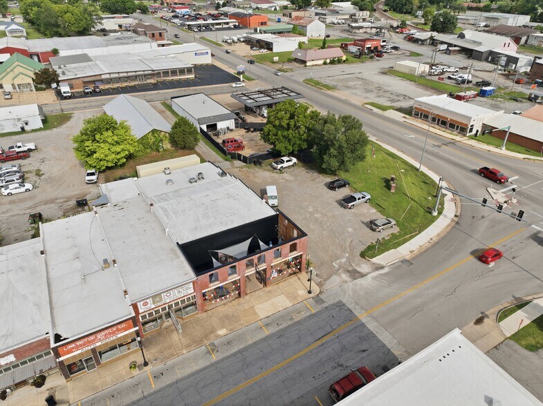More Photos Of 409 Washington Ave, West Plains Flex For Sale