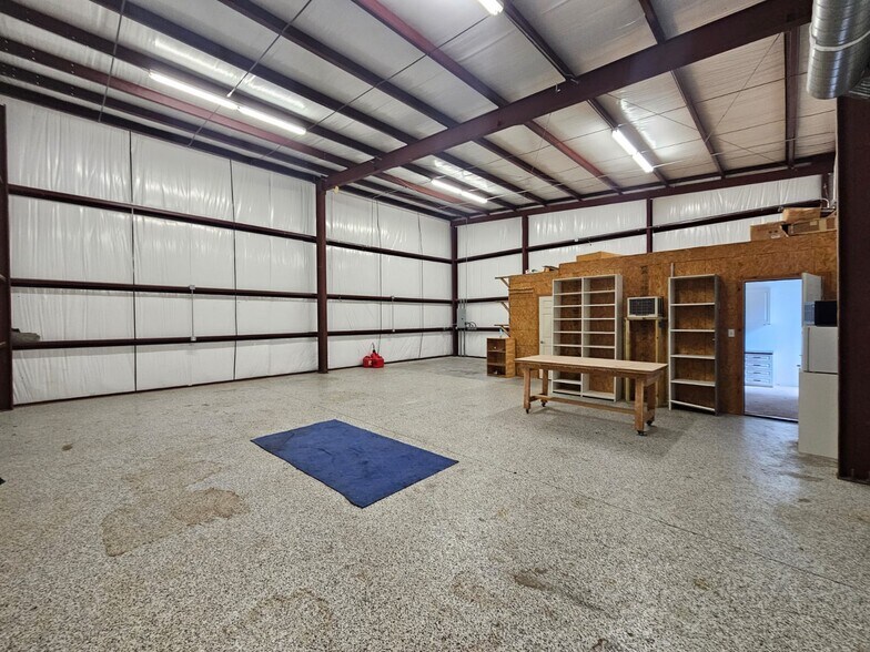 More Photos Of 923 Weisinger Dr, Magnolia Warehouse For Lease