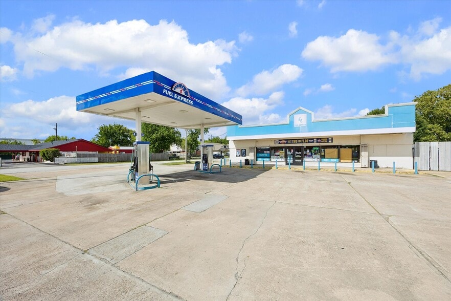 Primary Photo Of 5010 Red Bluff Rd, Pasadena Service Station For Sale