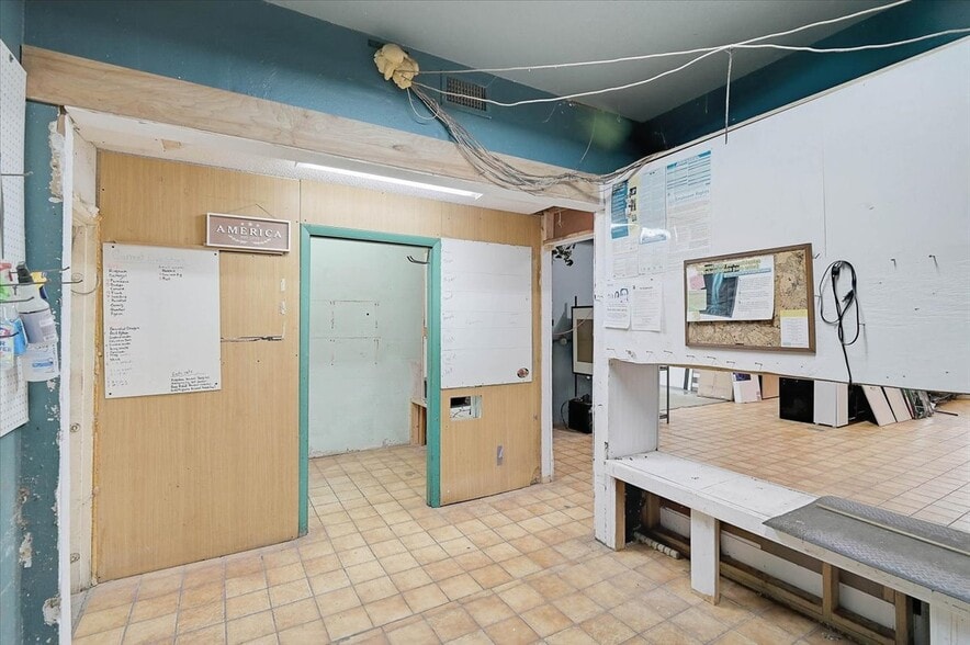 More Photos Of 2160 Gulf Gate Dr, Sarasota Storefront For Sale
