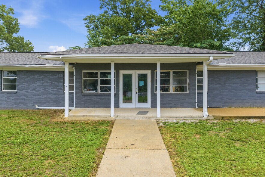 More Photos Of 105 Kentucky Ave S, Parsons Light Distribution For Sale