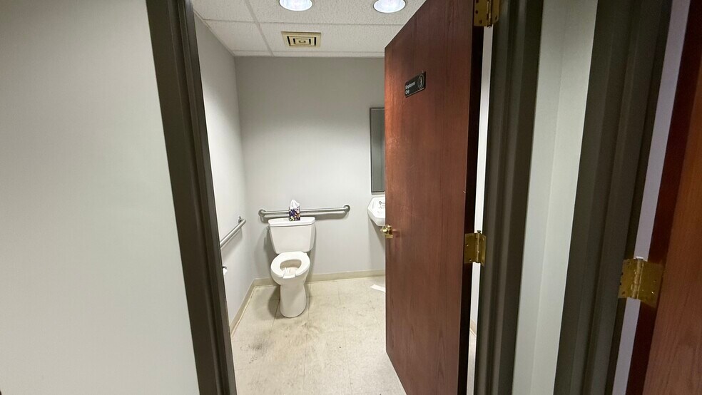 More Photos Of 2925 William Penn Hwy, Easton Office For Lease