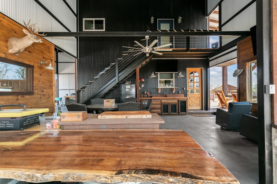 More Photos Of 100 Five Star Trl, Fredericksburg Hotel For Sale