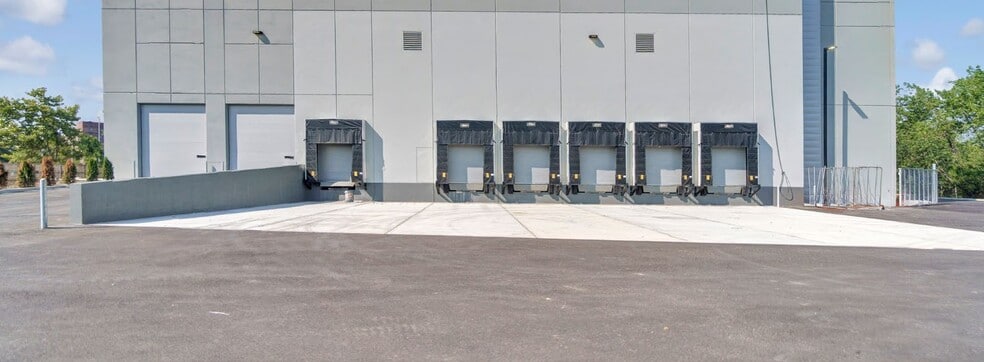 More Photos Of 28-10 Whitestone Expy, Flushing Warehouse For Lease