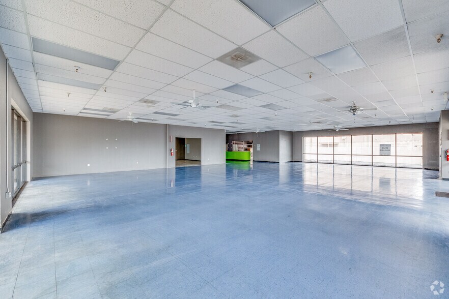 More Photos Of 1107 E Bell Rd, Phoenix General Retail For Lease