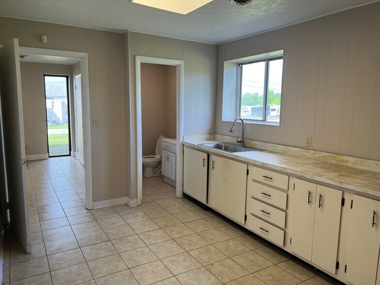 More Photos Of 1031 Woodlands Cir, Crossville Flex For Lease
