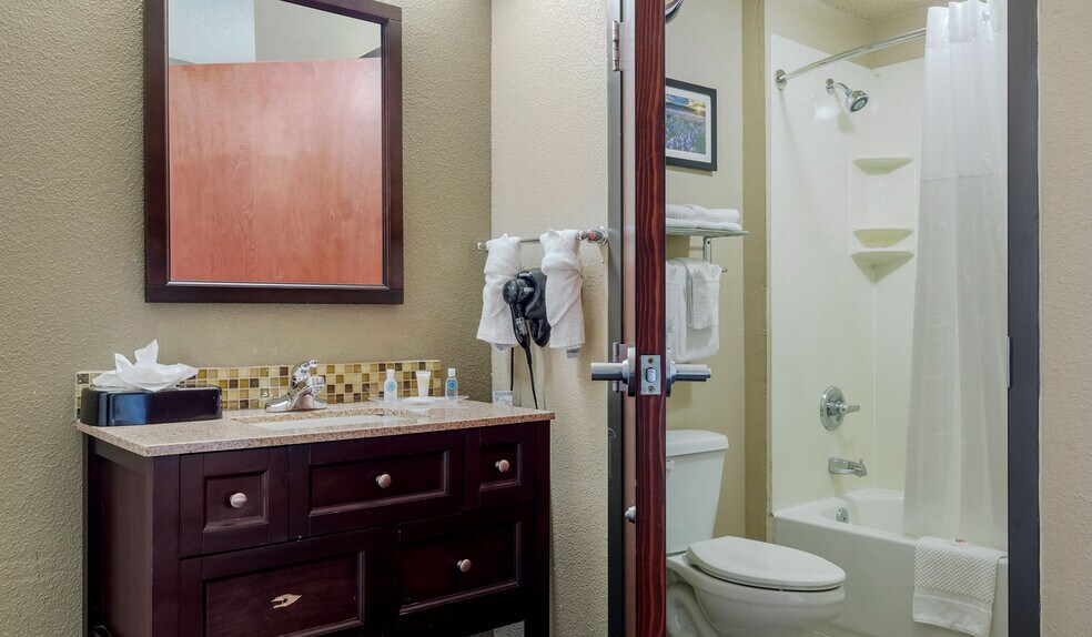 More Photos Of 810 Interstate 35 N, Waco Hotel For Sale