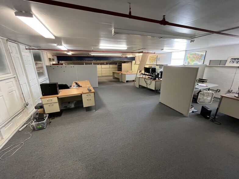 More Photos Of 393 Soundview Rd, Guilford Warehouse For Lease