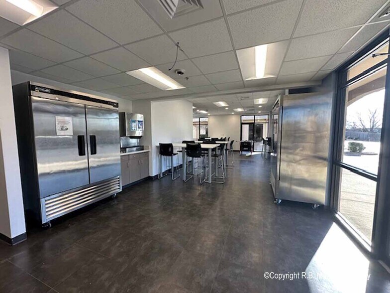 More Photos Of 1343 E Kingsley St, Springfield Office For Lease