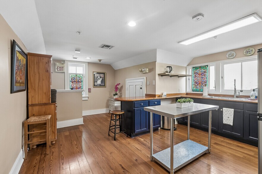 More Photos Of 2727 Saint Charles Ave, New Orleans General Retail For Sale
