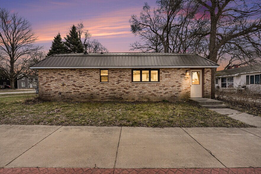 Primary Photo Of 50 E Main St, Grant Office For Sale