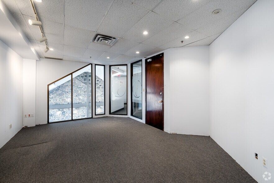 More Photos Of 32 Rue Saint-Charles, Longueuil Office For Lease