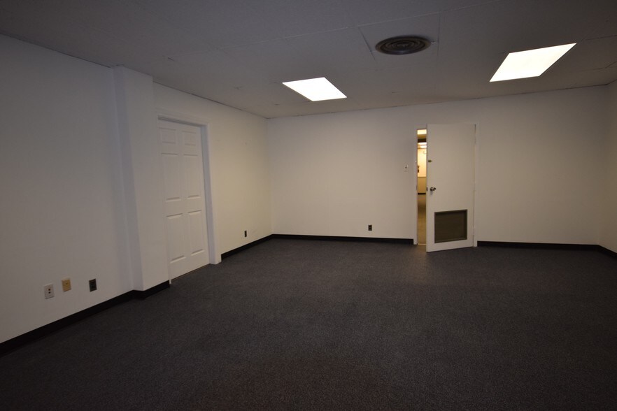 More Photos Of 701 W Broad St, Falls Church Office For Lease