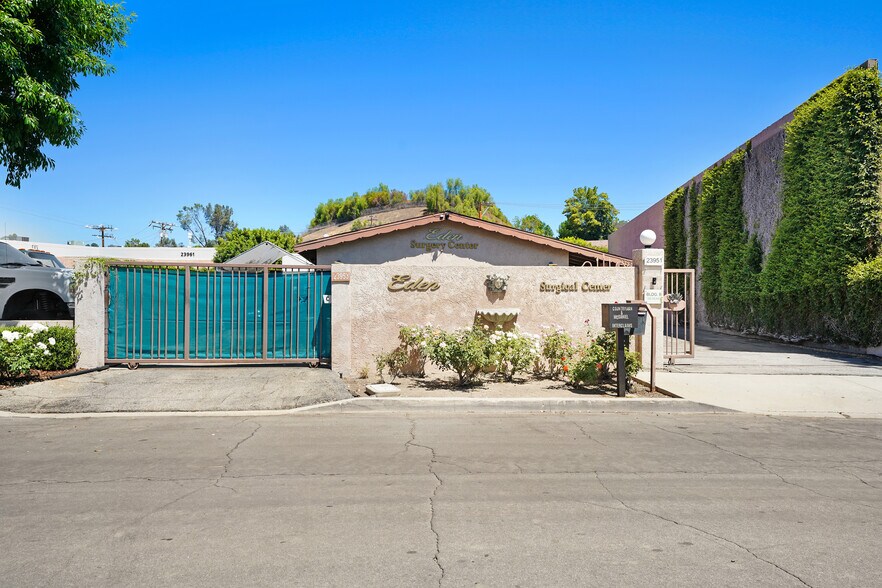 More Photos Of 23951 Craftsman Rd, Calabasas Office For Sale