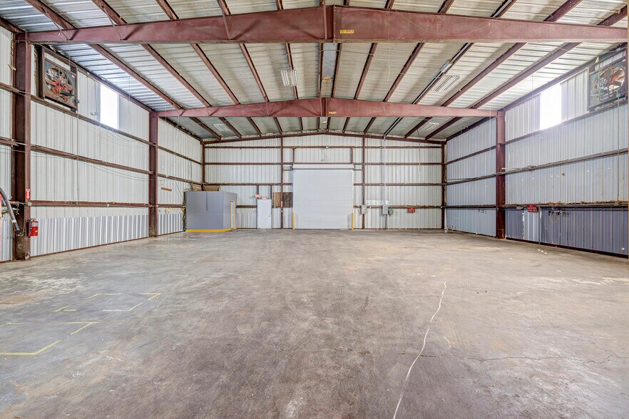 More Photos Of 1215 S Houston, Humble Warehouse For Lease