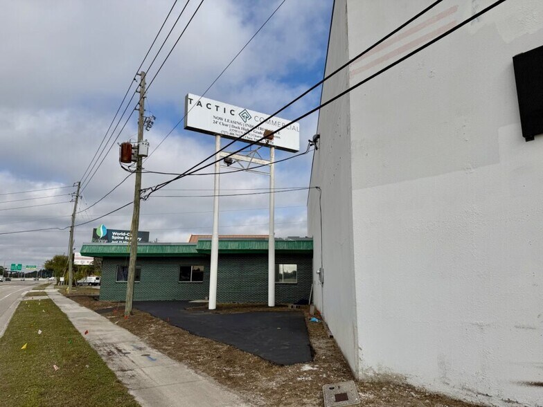 More Photos Of 13755 U.S. Highway 19 N, Clearwater Warehouse For Lease