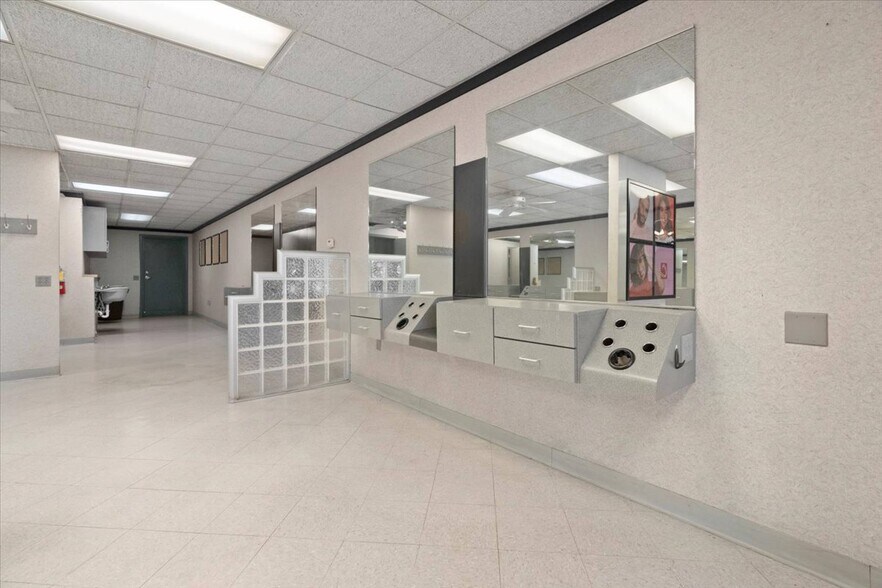 More Photos Of 1301-1315 21st St, Zion Unknown For Lease