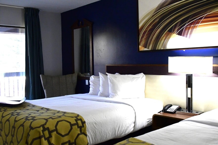 More Photos Of 2075 Highway 192 W, London Hotel For Sale