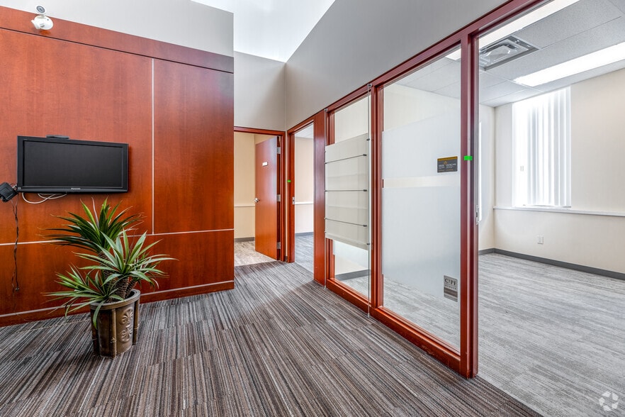 More Photos Of 31 King St, St Catharines Bank For Lease