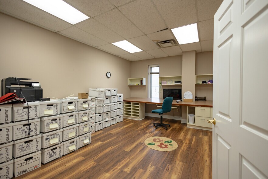 More Photos Of 267 N Graham St, Bowling Green Light Distribution For Sale