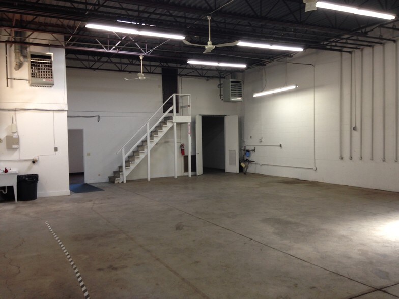 More Photos Of 578 Rock Rd, East Dundee Warehouse For Lease