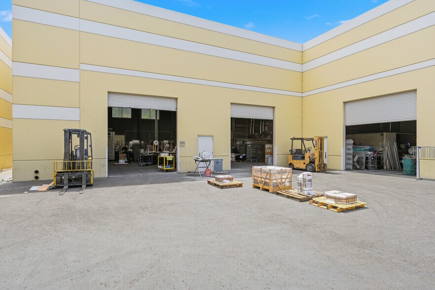 More Photos Of 8495 Redwood Creek Ln, San Diego Manufacturing For Sale