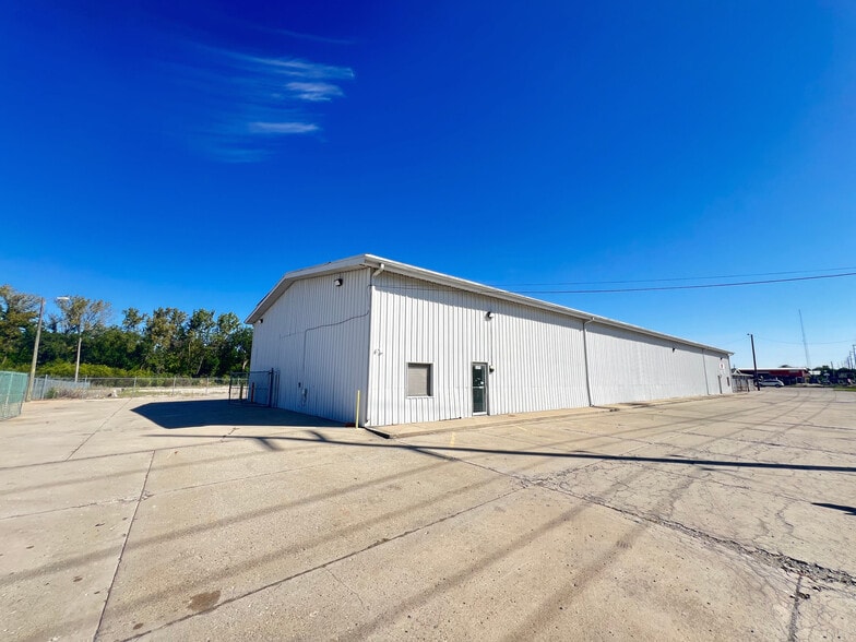 Primary Photo Of 5620 Massachusettes Ave, Indianapolis Service For Lease