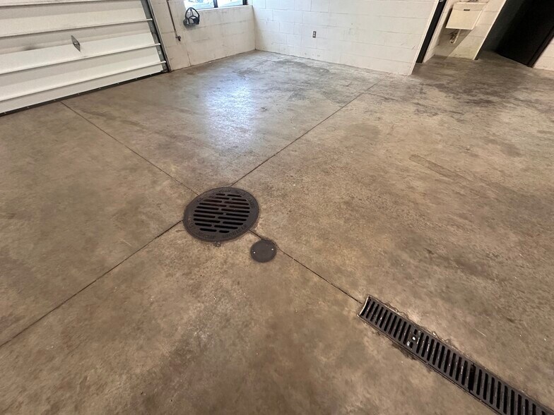 More Photos Of 3408 Busch Dr SW, Grandville Manufacturing For Sale