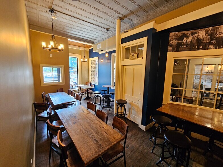 More Photos Of 124 Main St, Vincennes Office For Sale