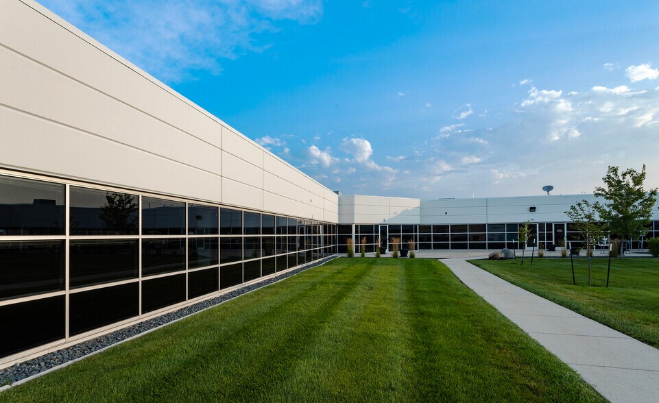 More Photos Of 12150 Meredith Dr, Urbandale Medical For Lease