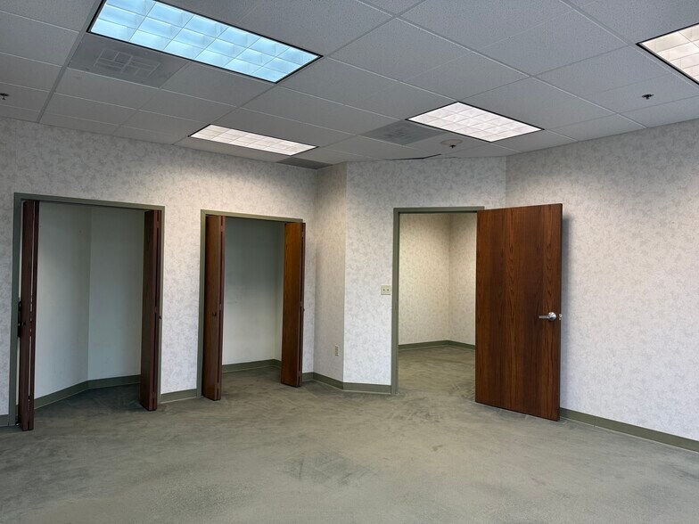 More Photos Of 12710 S Pflumm Rd, Olathe Storefront Retail Office For Lease