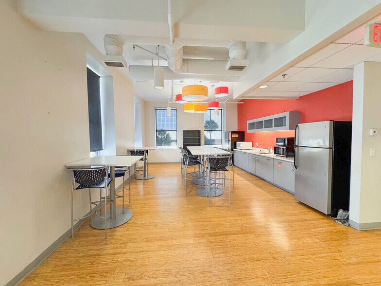 More Photos Of 6 E Bay St, Jacksonville Loft Creative Space For Lease