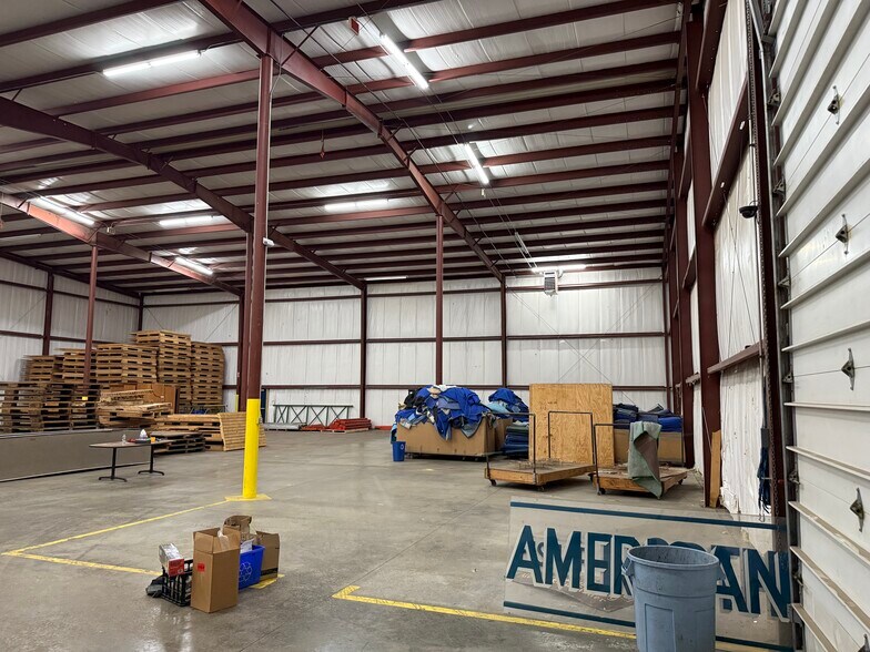 More Photos Of 5699 Maelou Dr, Hamburg Warehouse For Lease