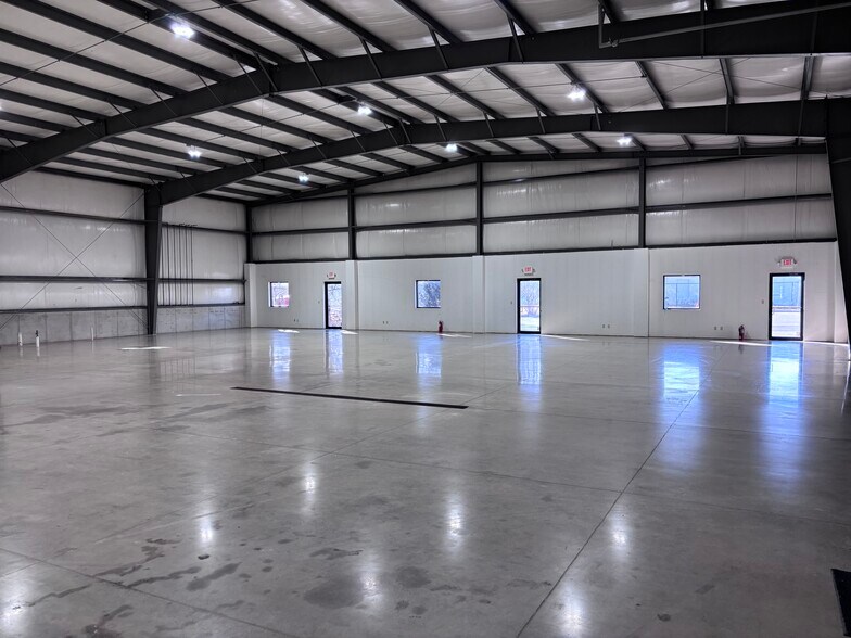 More Photos Of 2787 Klondike Rd, West Lafayette Showroom For Lease