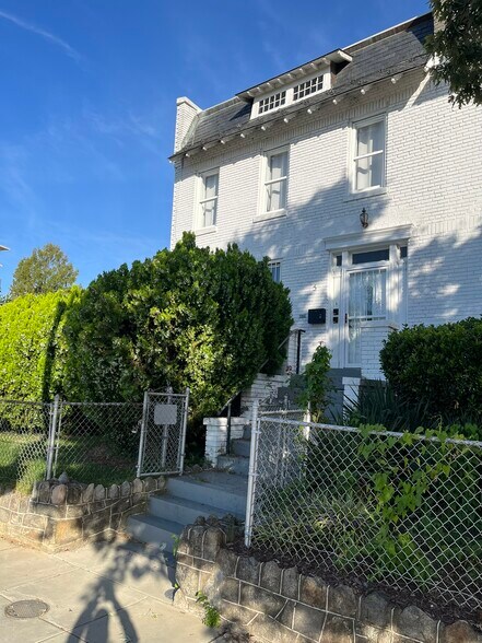 More Photos Of 5 Barney Cir SE, Washington Medical For Lease