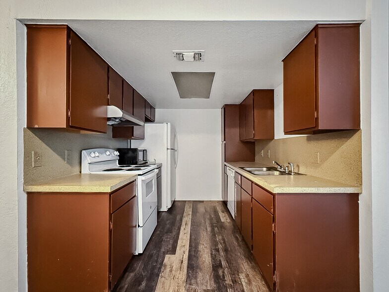 More Photos Of 3701-3740 Thornberry Ct, Corpus Christi Apartments For Sale