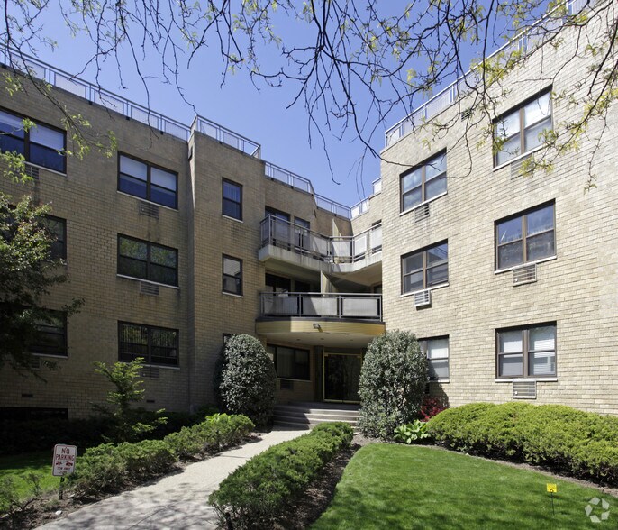 More Photos Of 1 Barstow Rd, Great Neck Apartments For Sale