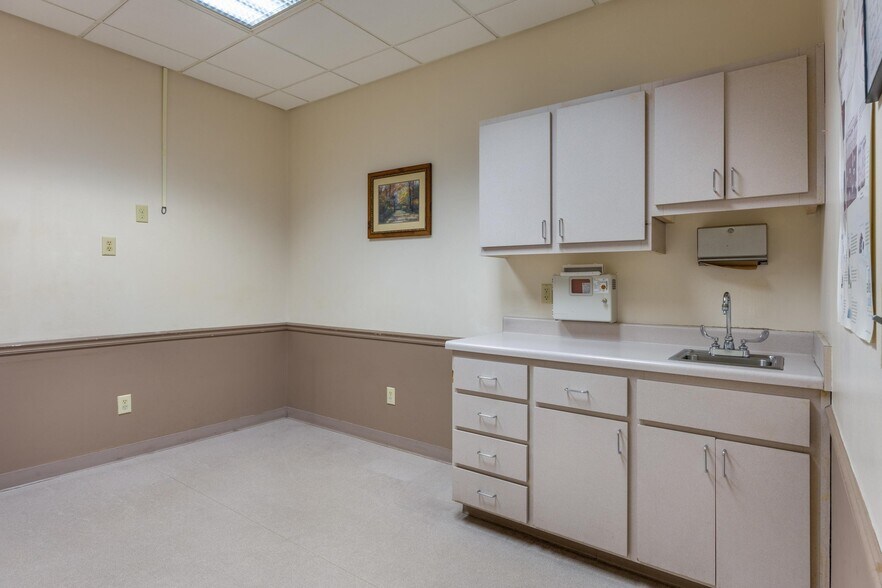 More Photos Of 1494 Stuart Rd NE, Cleveland Medical For Lease