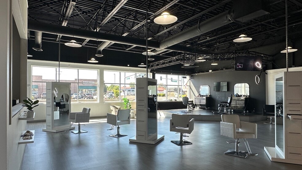 More Photos Of 946 Washington Way, Longview Storefront Retail Office For Lease