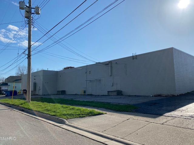 More Photos Of 113 Cypress St, Manistee Freestanding For Lease