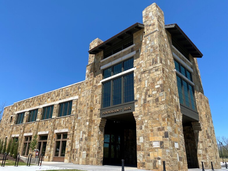 More Photos Of 2828 N Mansfield Ave, Fayetteville Unknown For Lease