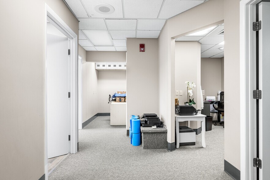 More Photos Of 131 Boston Post Rd, East Lyme Office For Lease