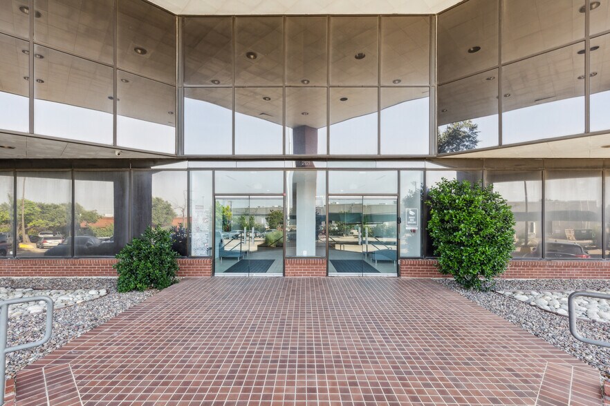 More Photos Of 2121 Midway Rd, Carrollton Office For Lease