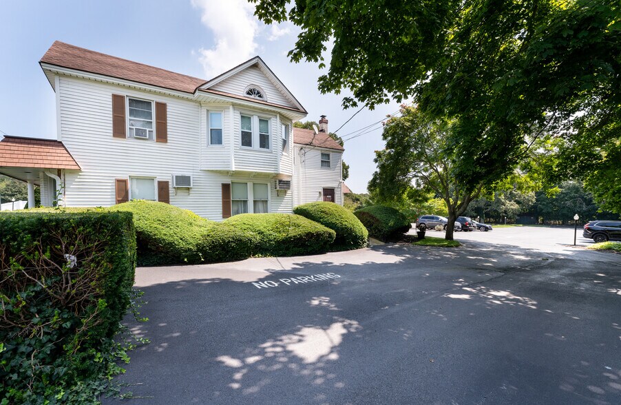 More Photos Of 94 E Montauk Hwy, Hampton Bays General Retail For Sale