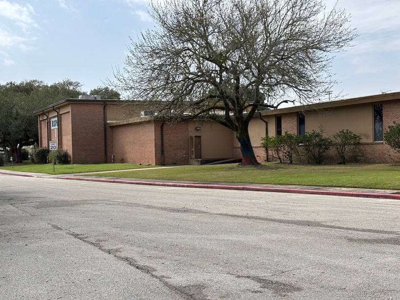 More Photos Of 600 Charles St, Humble Religious Facility For Sale