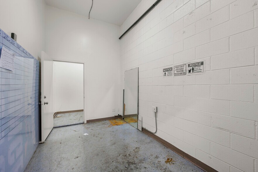 More Photos Of 7865 Balboa Ave, San Diego Freestanding For Lease