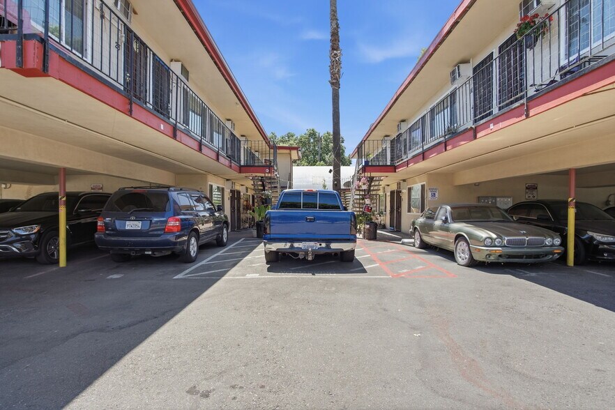 Primary Photo Of 820-828 E Park St, Stockton Apartments For Sale