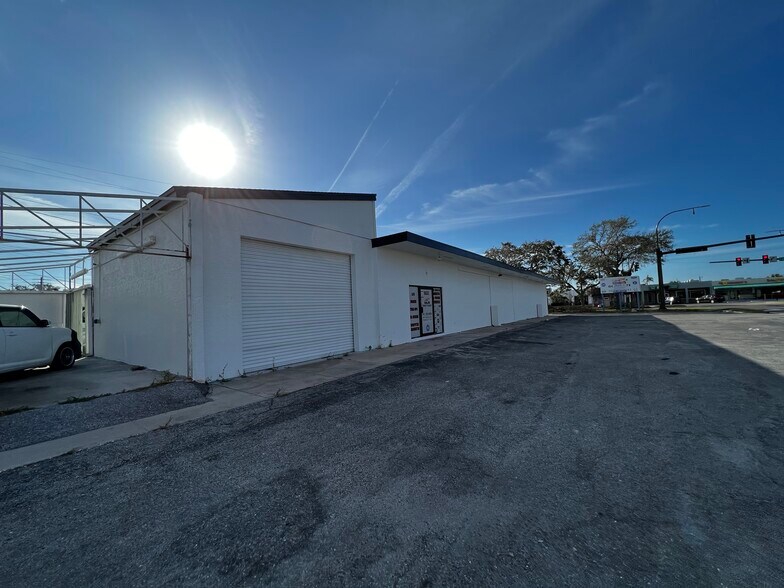 More Photos Of 6631-6633 Gateway Ave, Sarasota Self Storage For Lease