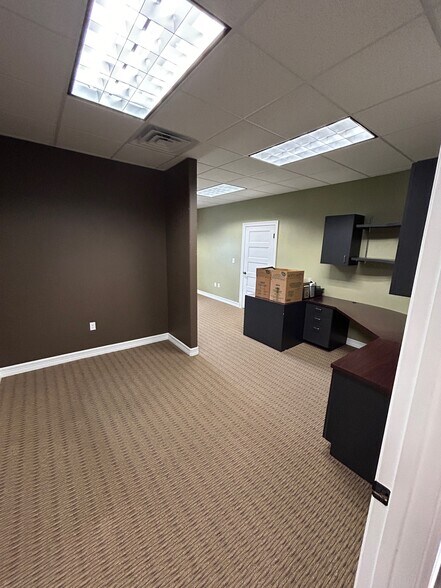 More Photos Of 231 N Twin City Hwy, Nederland Office For Sale